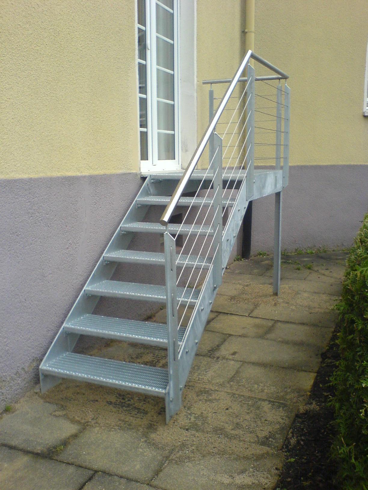 Stahl-Treppe mit Edelstahl-Handlauf